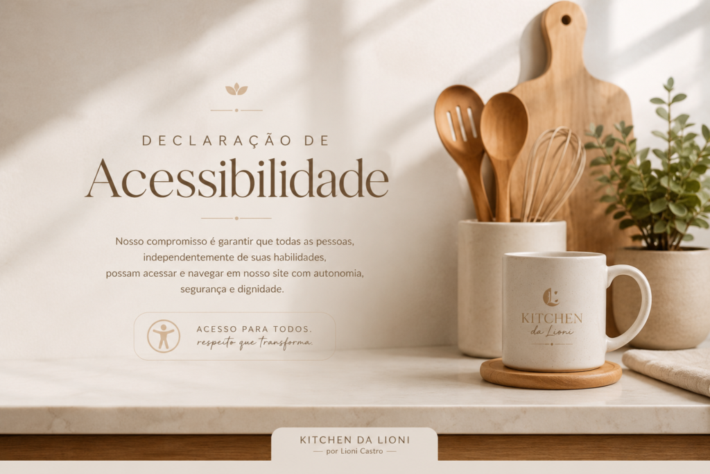 Cozinha elegante em tons de bege, creme e madeira representando a Declaração de Acessibilidade do Kitchen da Lioni, com iluminação natural, utensílios de madeira, uma planta delicada e uma caneca personalizada.